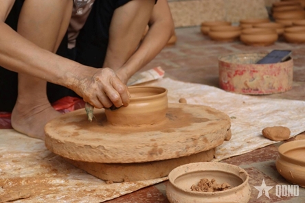 Keeping the “fire” of Tru Son clay pot village  “burning”